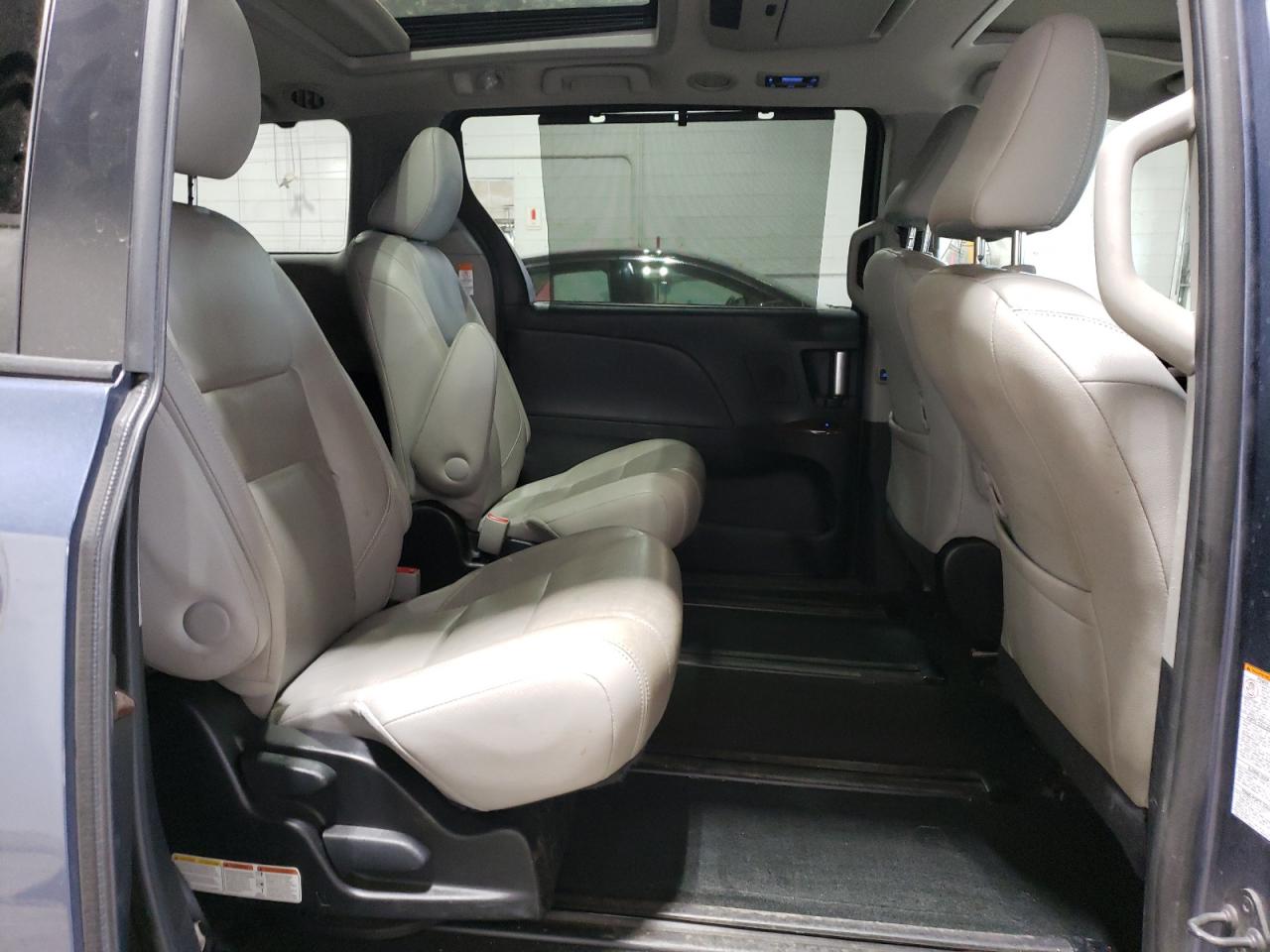 2015 Toyota Sienna - Image 11