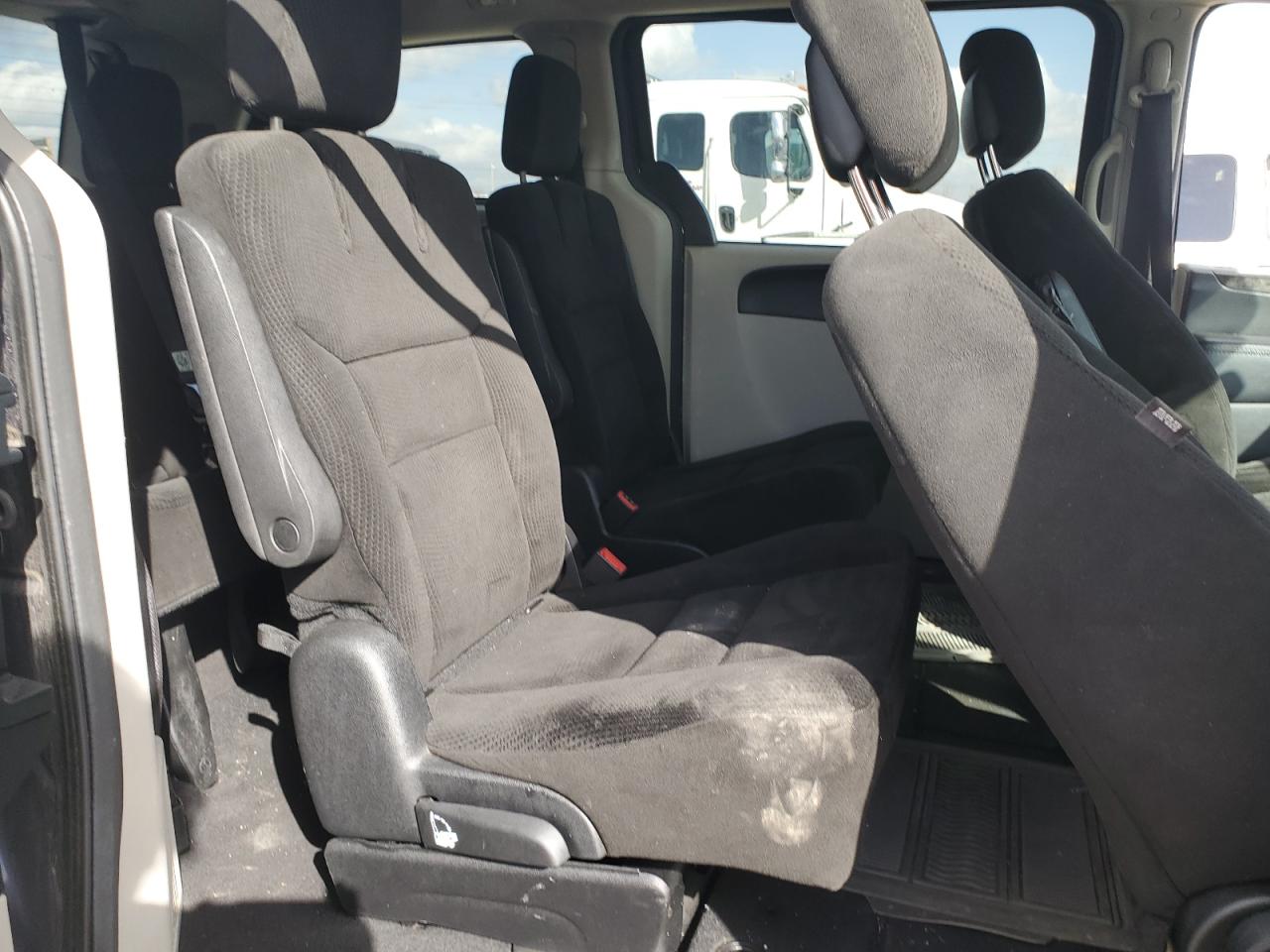 2015 Dodge Caravan - Image 11