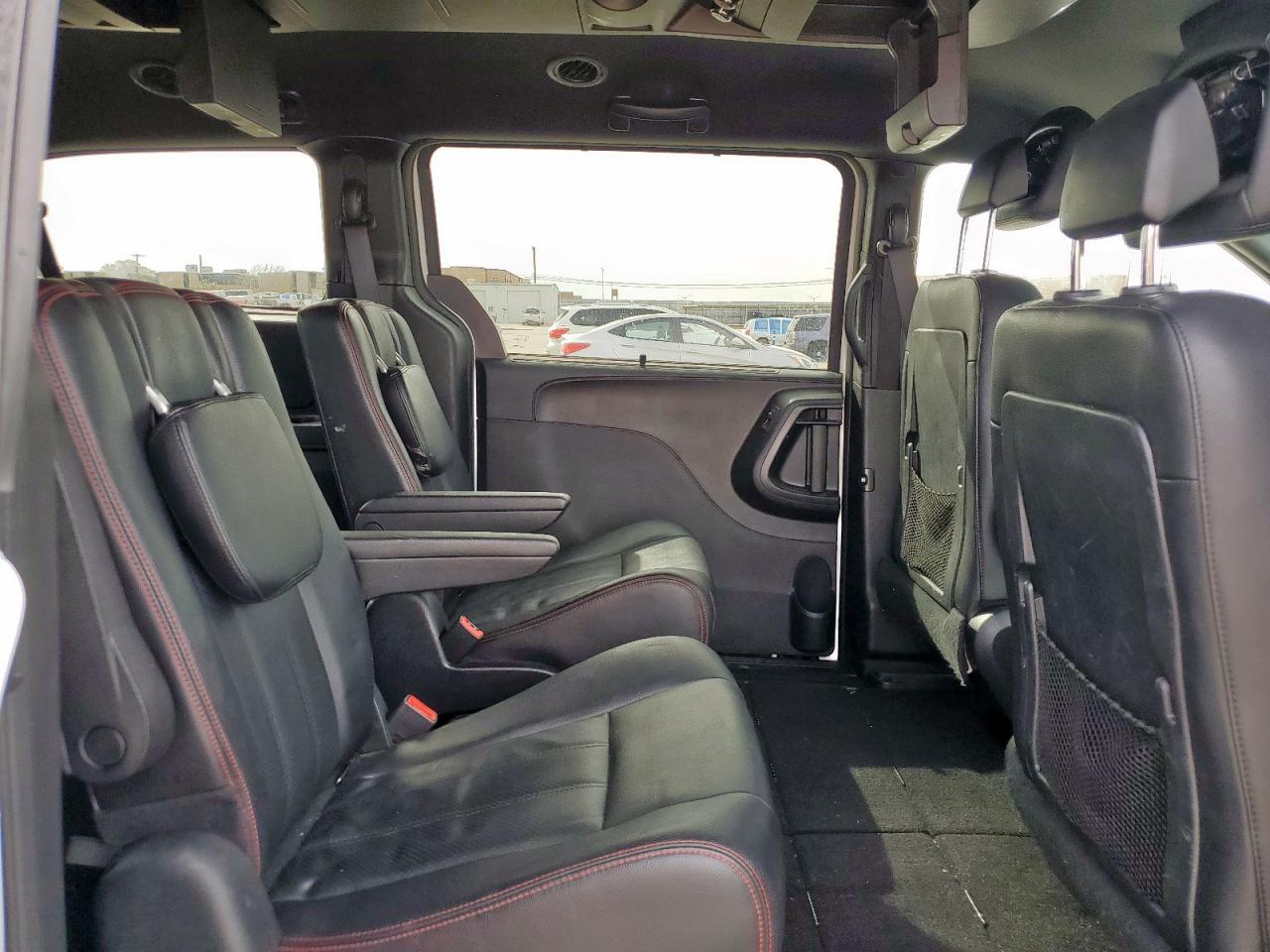 2019 Dodge Caravan - Image 11