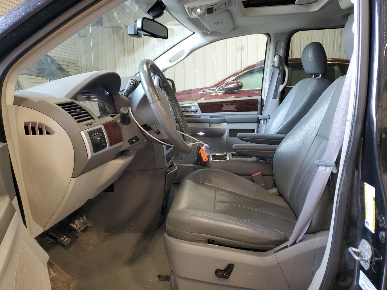 2010 Chrysler Town & Country - Image 7