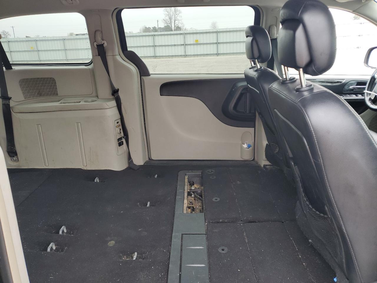 2014 Chrysler Town & Country - Image 11