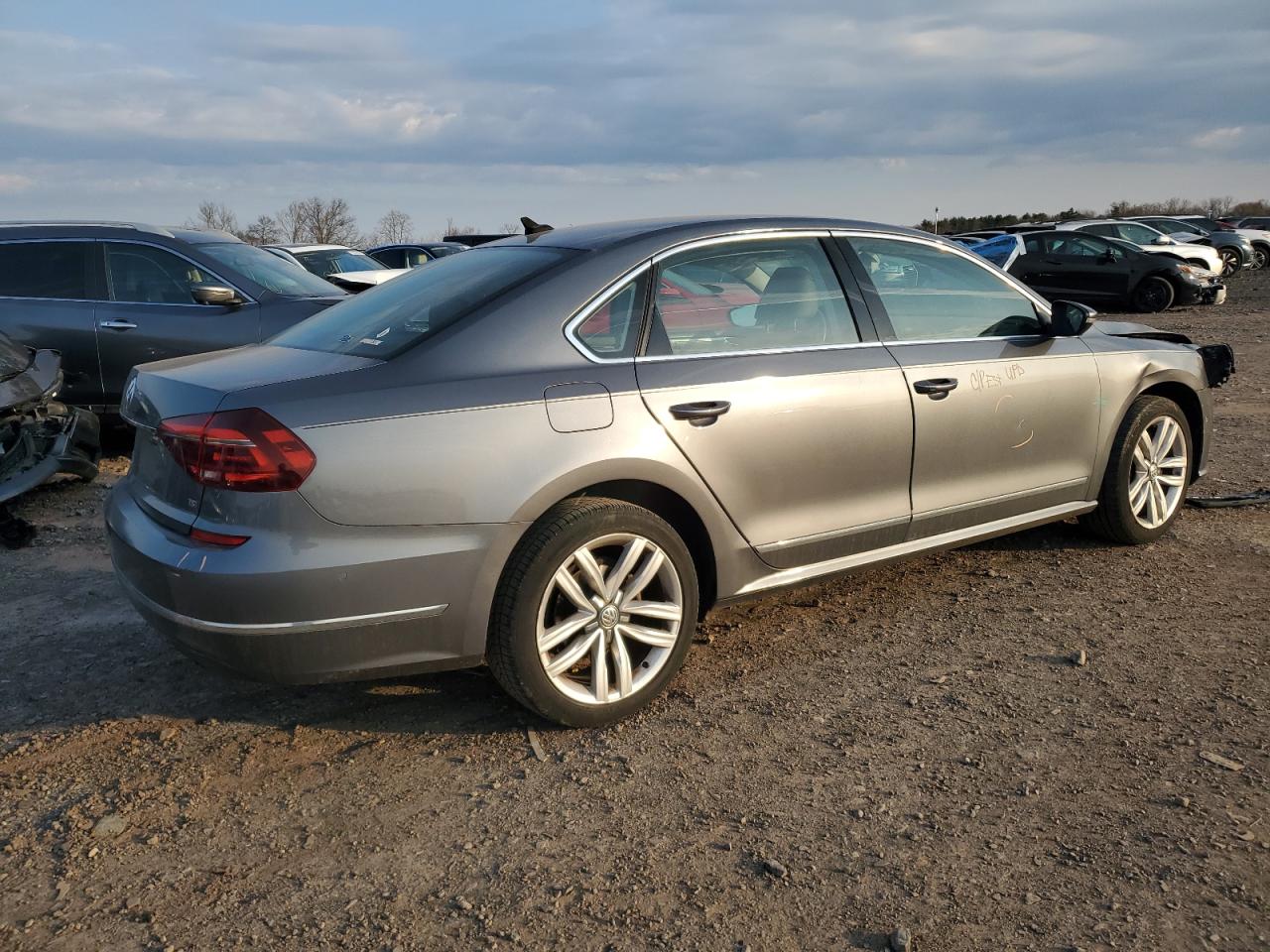 2017 Volkswagen Passat - Image 3