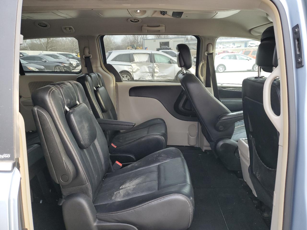 2012 Chrysler Town & Country - Image 11