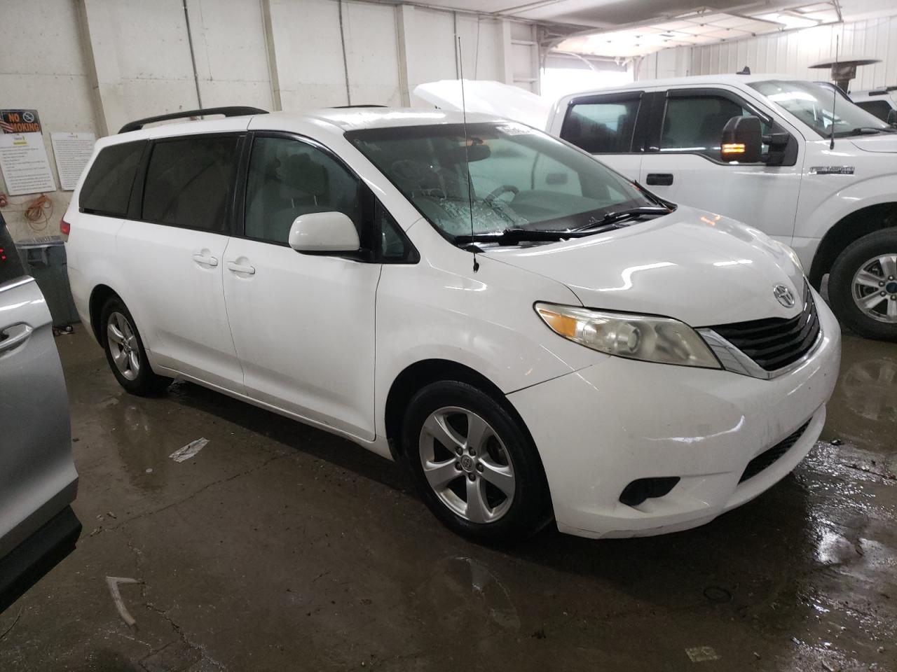 2013 Toyota Sienna - Image 4