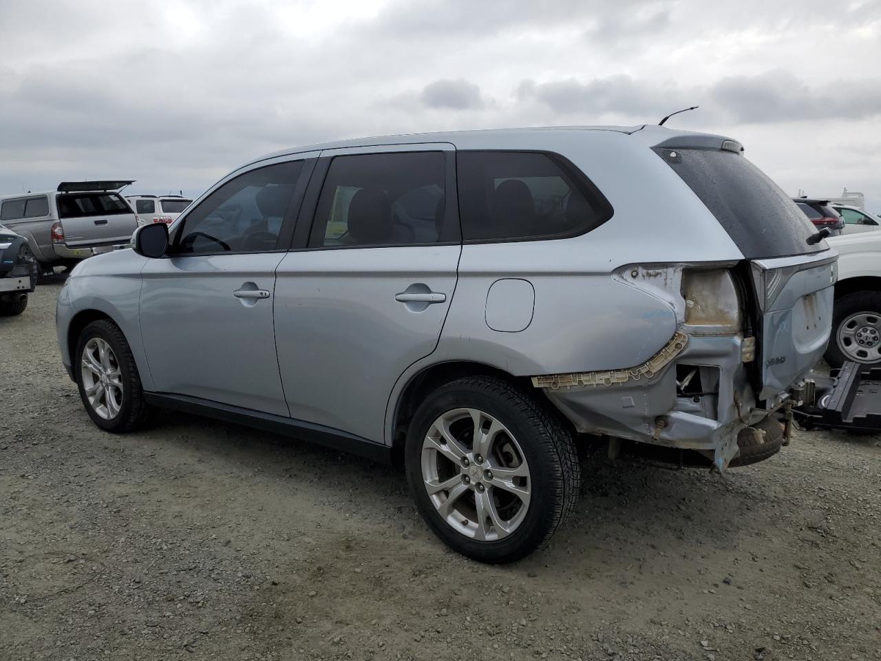 2014 Mitsubishi Outlander - Image 2