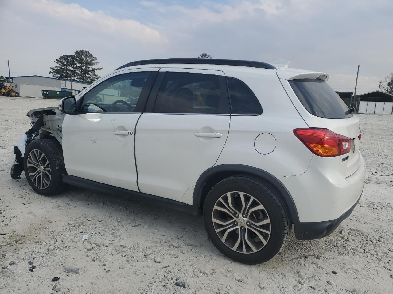 2017 Mitsubishi Outlander - Image 2