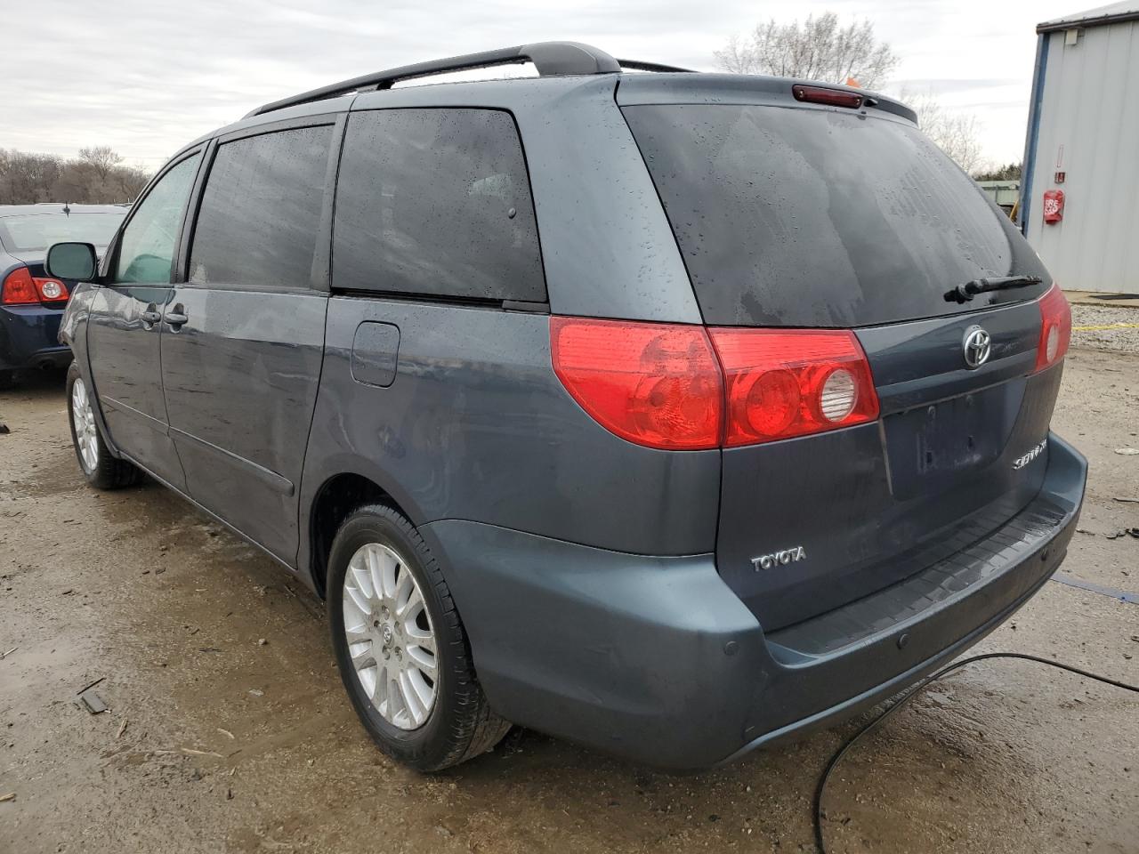 2009 Toyota Sienna - Image 2