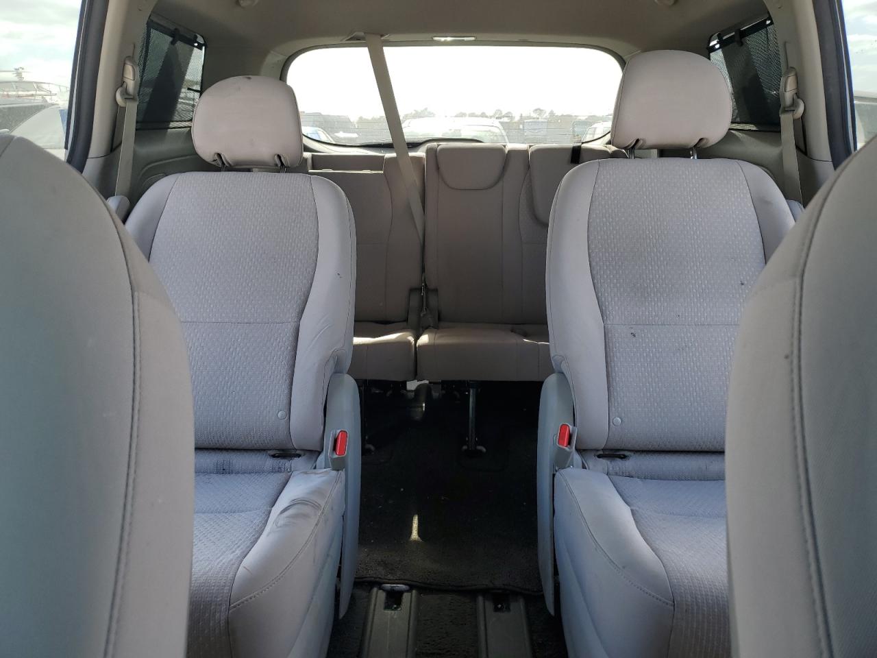 2016 Kia Sedona - Image 10