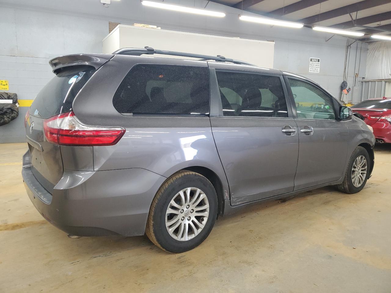 2015 Toyota Sienna - Image 3