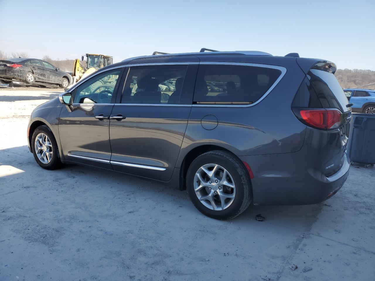 2017 Chrysler Pacifica - Image 2