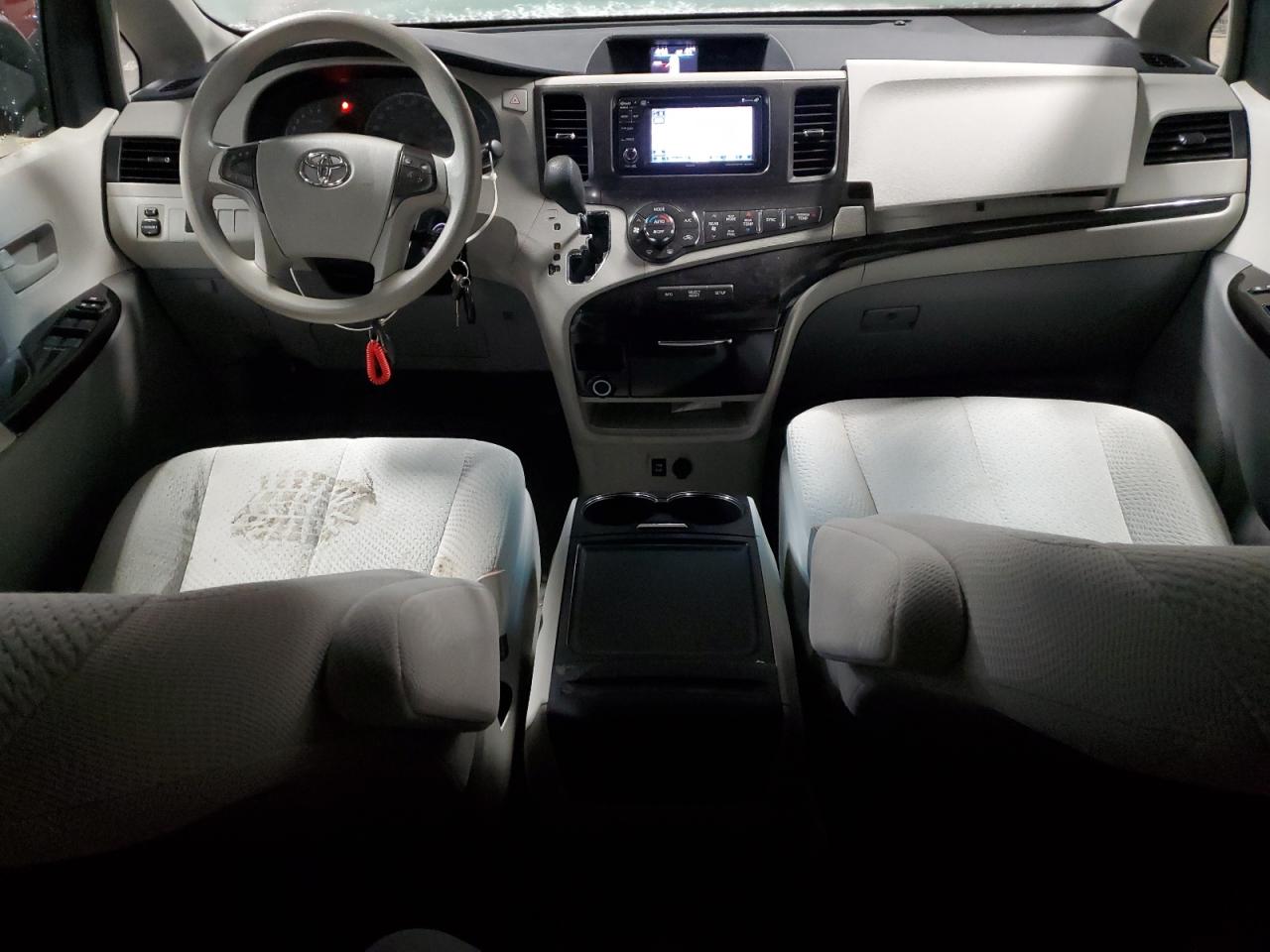 2013 Toyota Sienna - Image 8