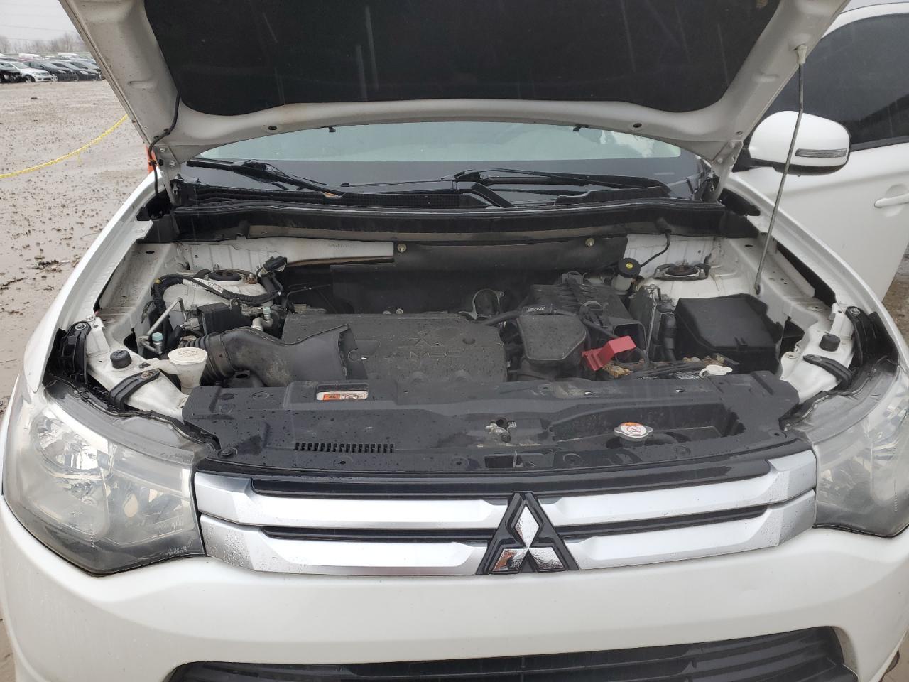 2015 Mitsubishi Outlander - Image 11