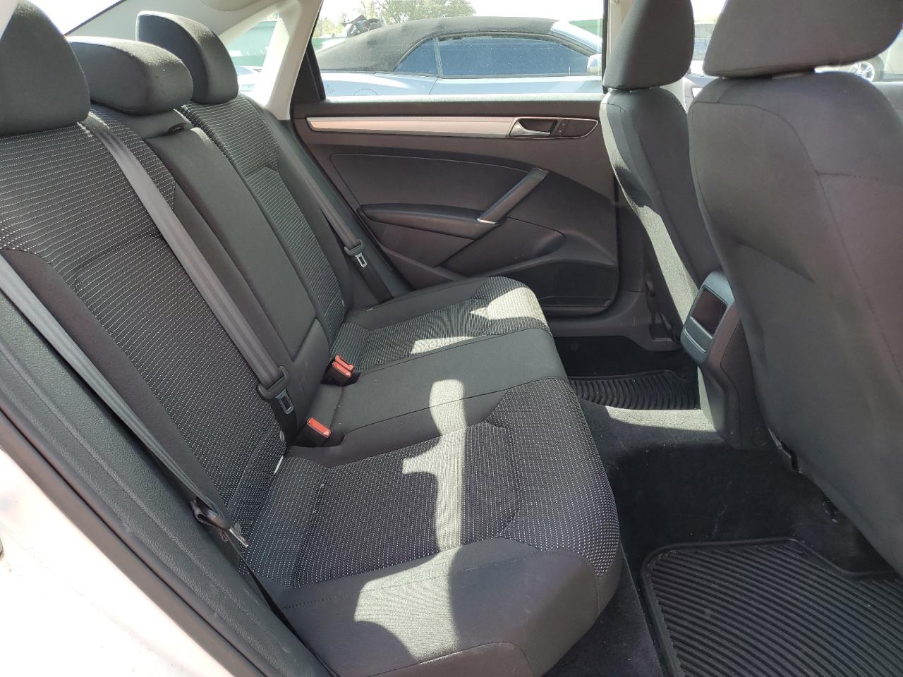 2017 Volkswagen Passat - Image 10