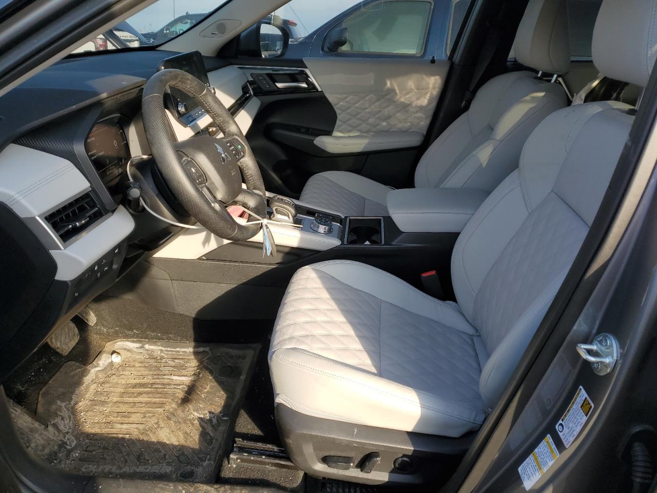 2024 Mitsubishi Outlander - Image 7