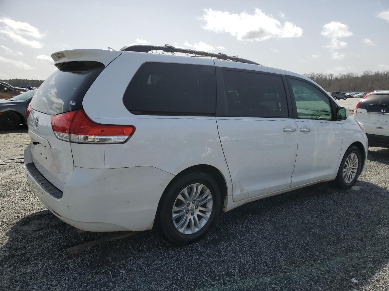 2013 Toyota Sienna - Image 3
