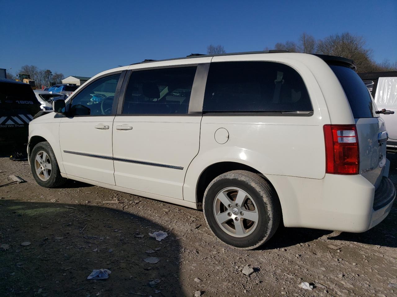 2010 Dodge Caravan - Image 2