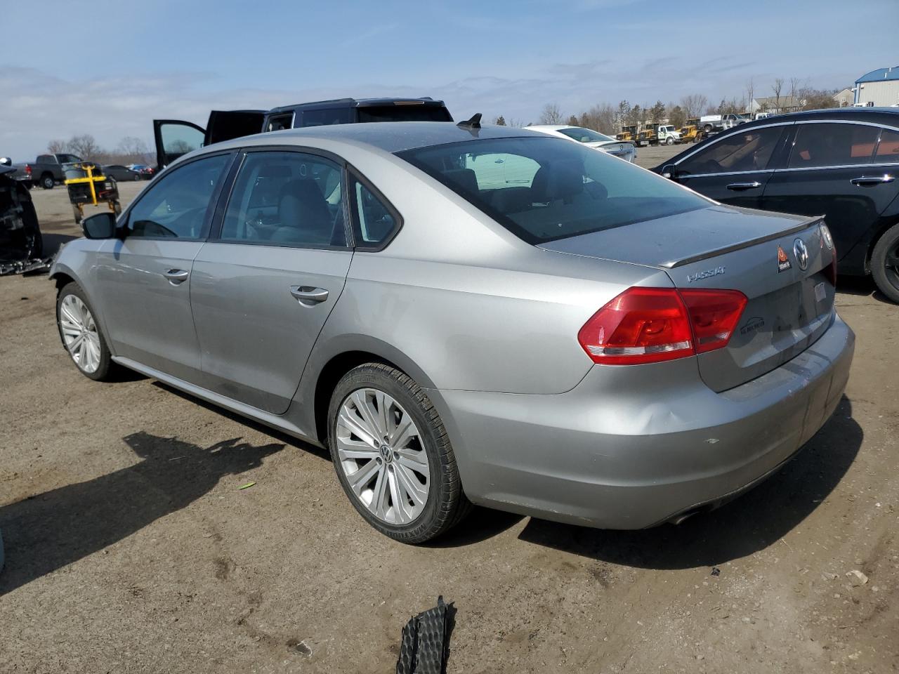 2014 Volkswagen Passat - Image 2