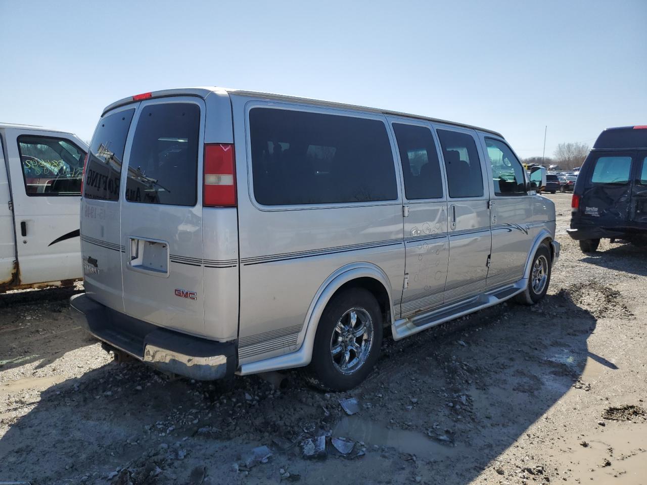 2011 GMC Savana - Image 3