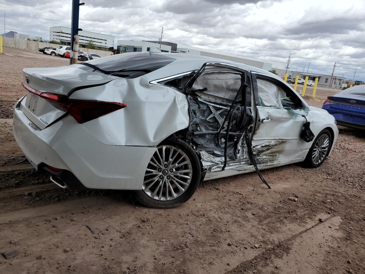 2019 Toyota Avalon - Image 3