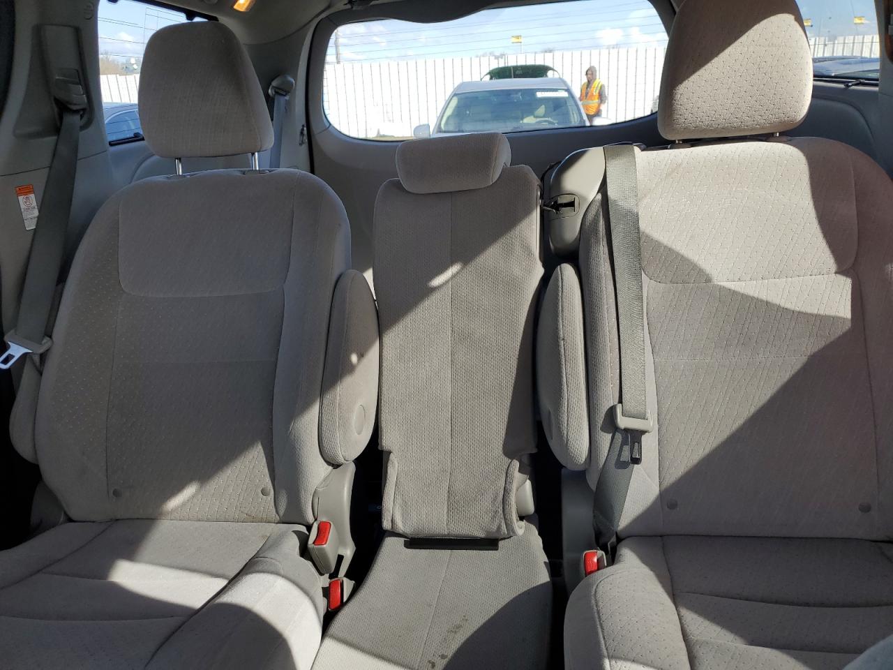 2015 Toyota Sienna - Image 10