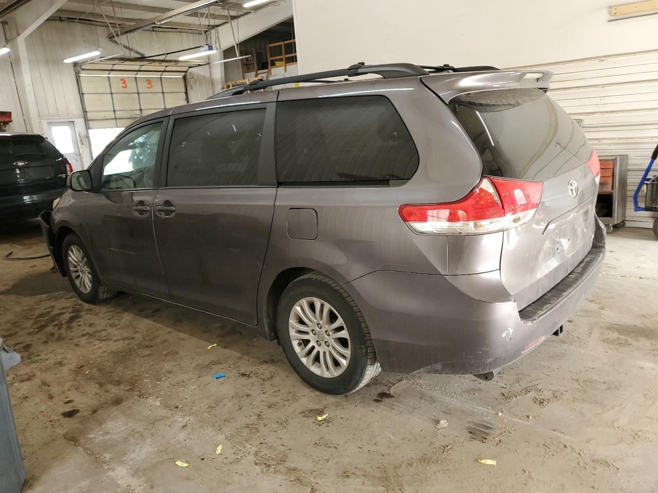 2013 Toyota Sienna - Image 2