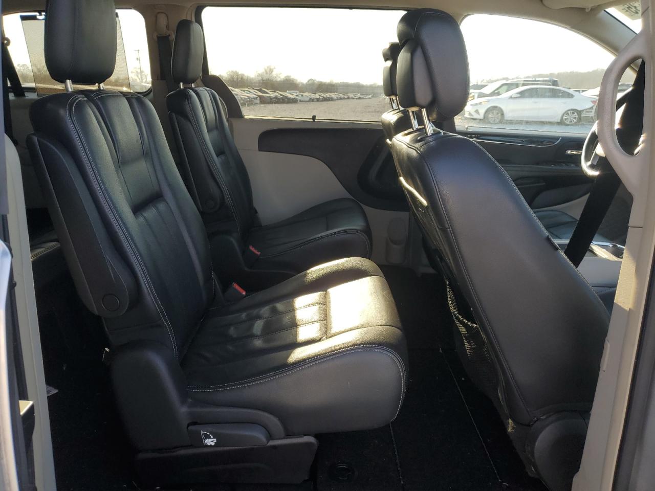 2011 Chrysler Town & Country - Image 11