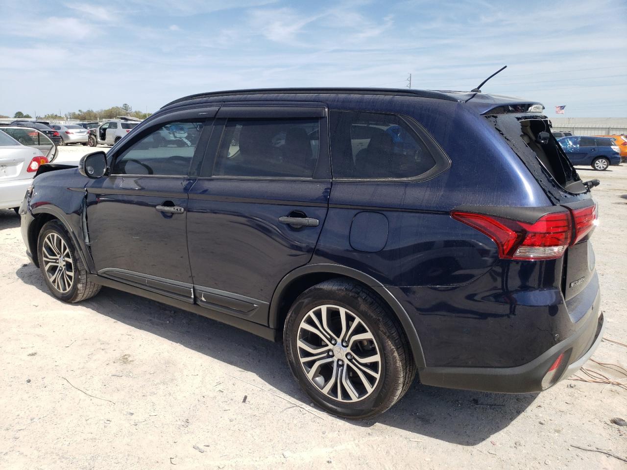 2016 Mitsubishi Outlander - Image 2