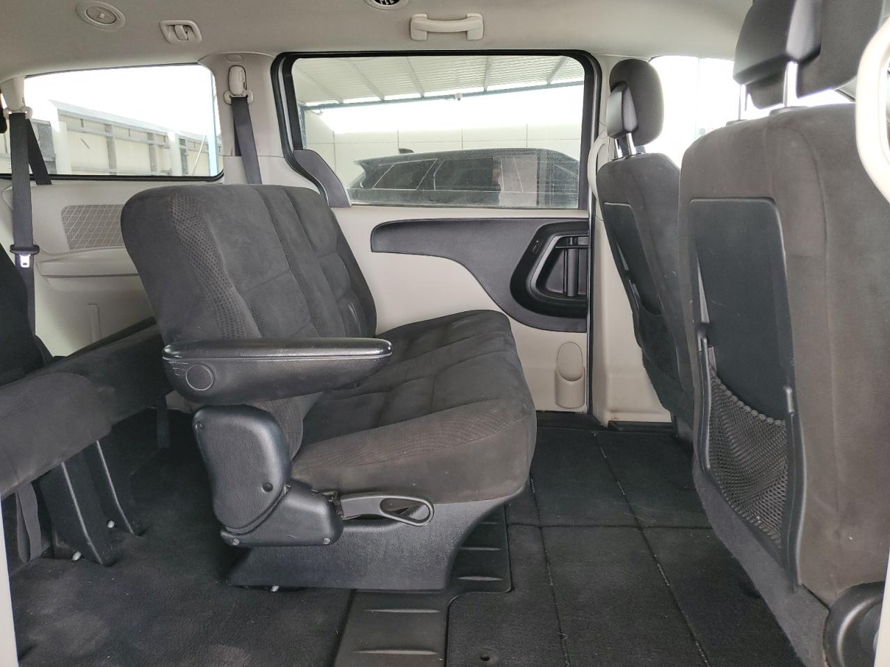 2017 Dodge Caravan - Image 11
