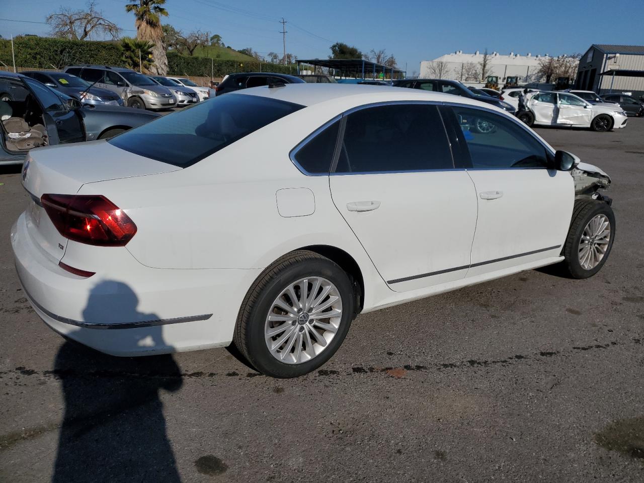 2017 Volkswagen Passat - Image 3