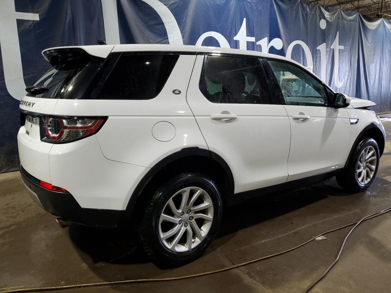 2016 Land Rover Discovery - Image 3