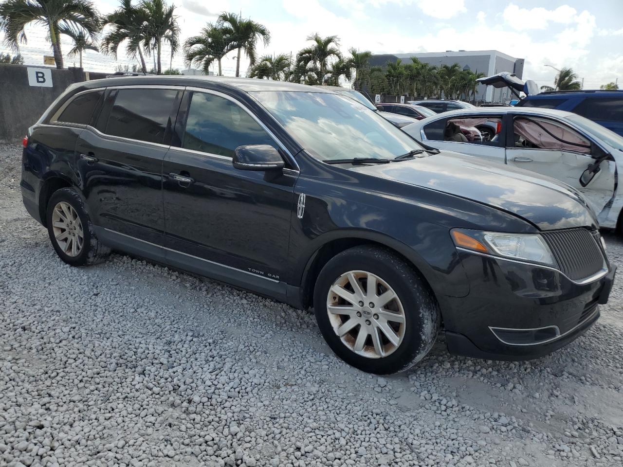2013 Lincoln MKT - Image 4