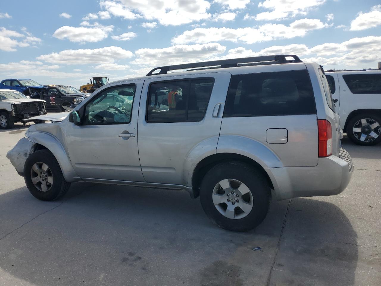 2011 Nissan Pathfinder - Image 2