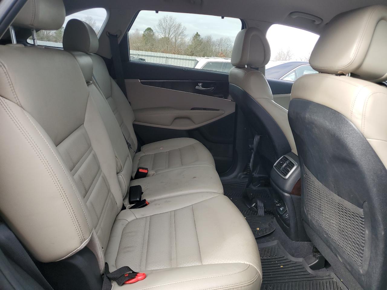 2016 Kia Sorento - Image 11