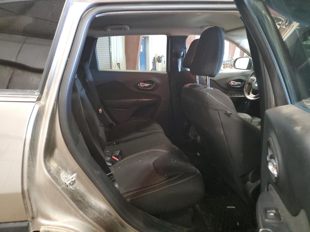 2017 Jeep Grand Cherokee - Image 11