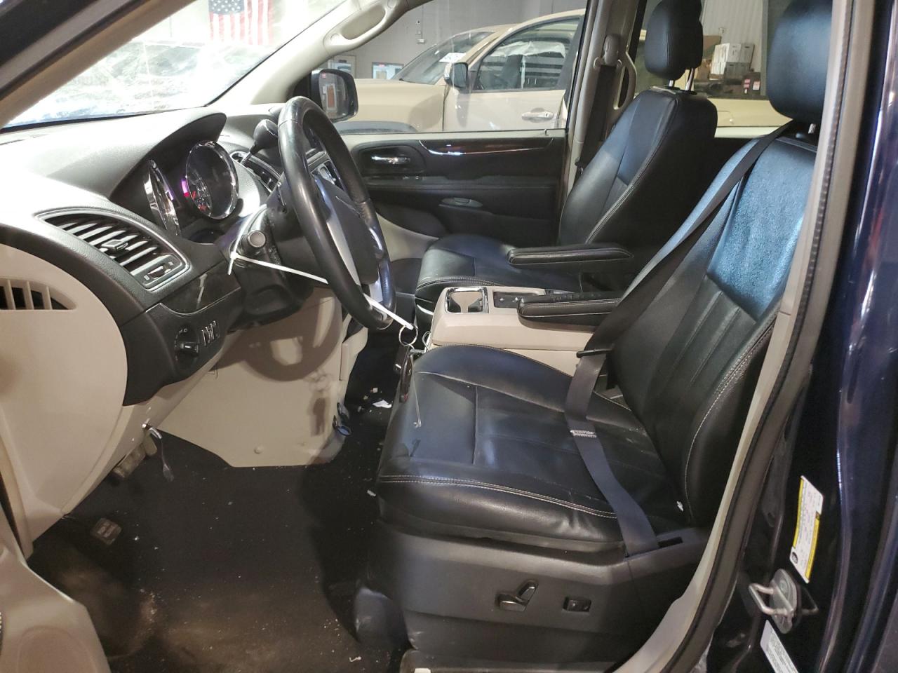 2014 Chrysler Town & Country - Image 7