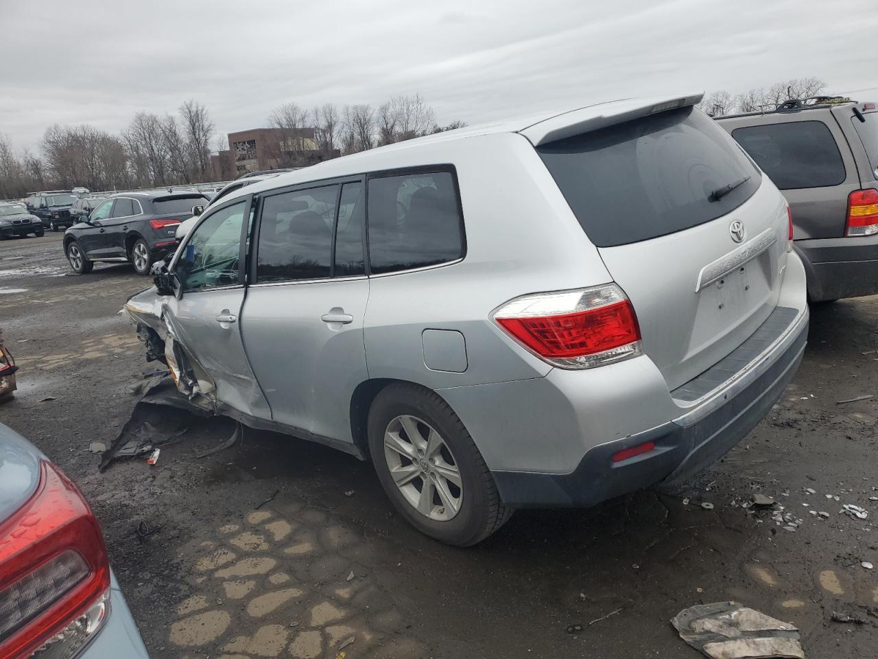 2013 Toyota Highlander - Image 2