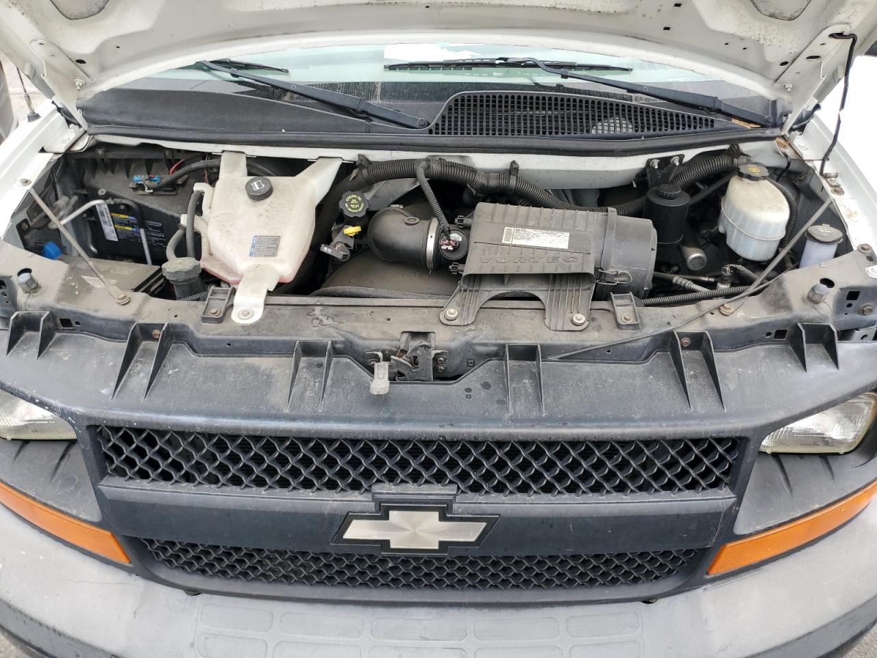 2009 Chevrolet Express - Image 11