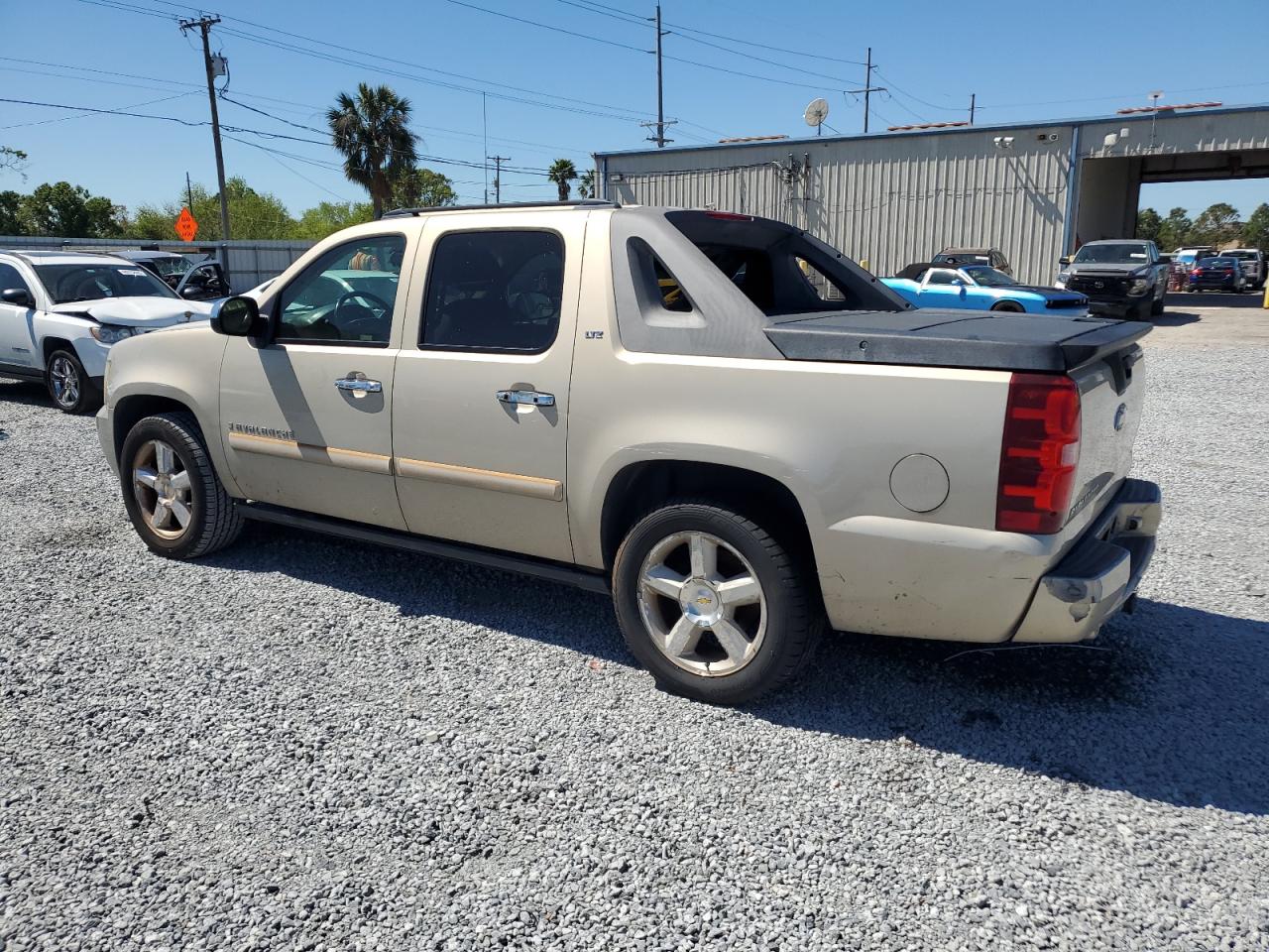 2008 Chevrolet Avalanche - Image 2
