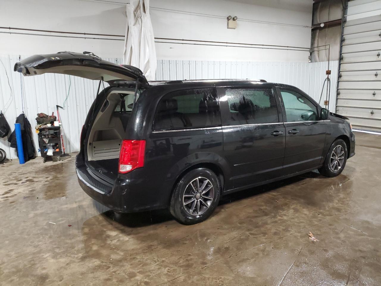 2017 Dodge Caravan - Image 3