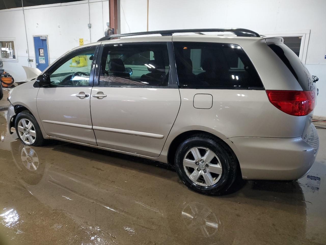 2006 Toyota Sienna - Image 2