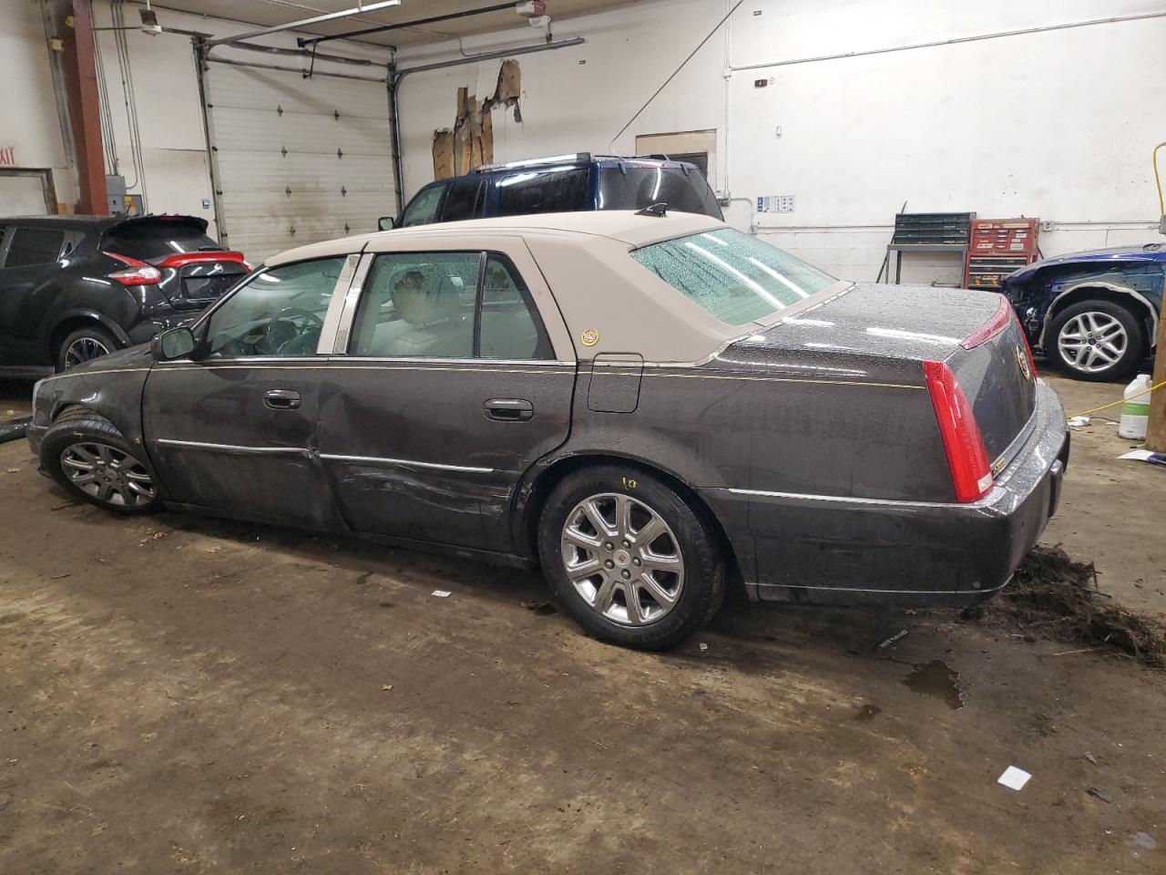 2009 Cadillac DTS - Image 2