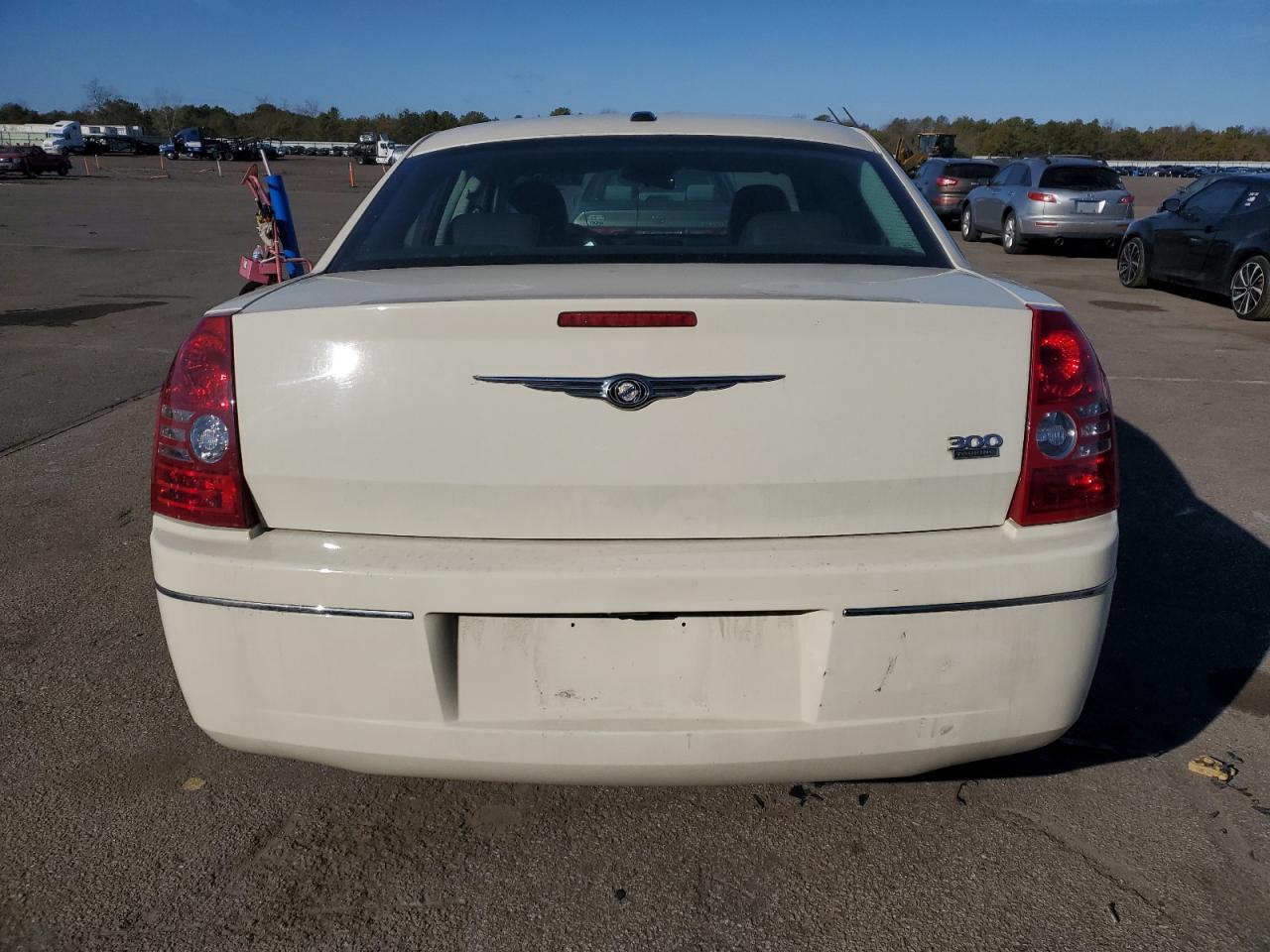 2010 Chrysler 300 - Image 6