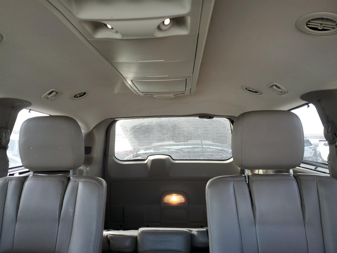 2011 Chrysler Town & Country - Image 10