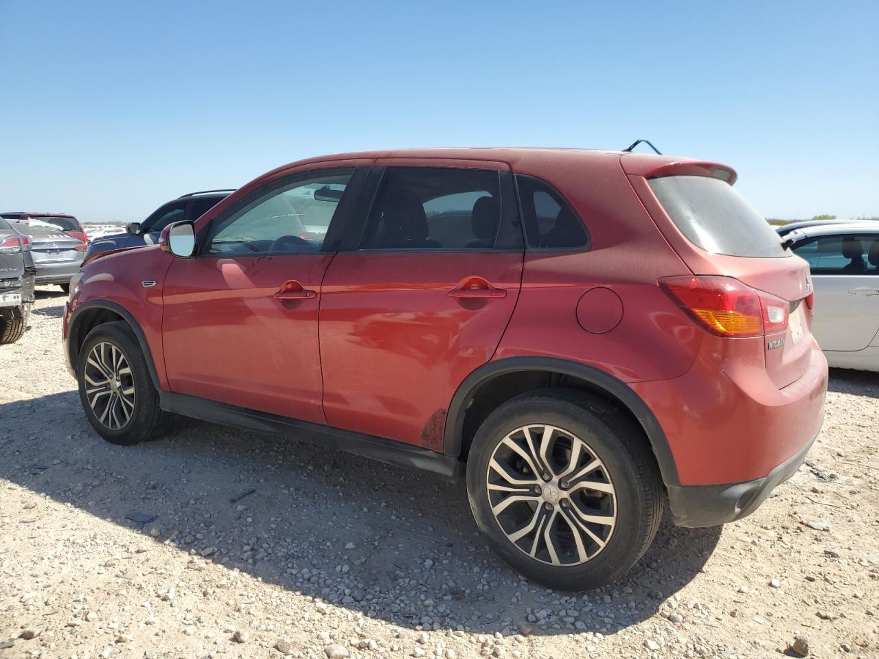 2016 Mitsubishi Outlander - Image 2