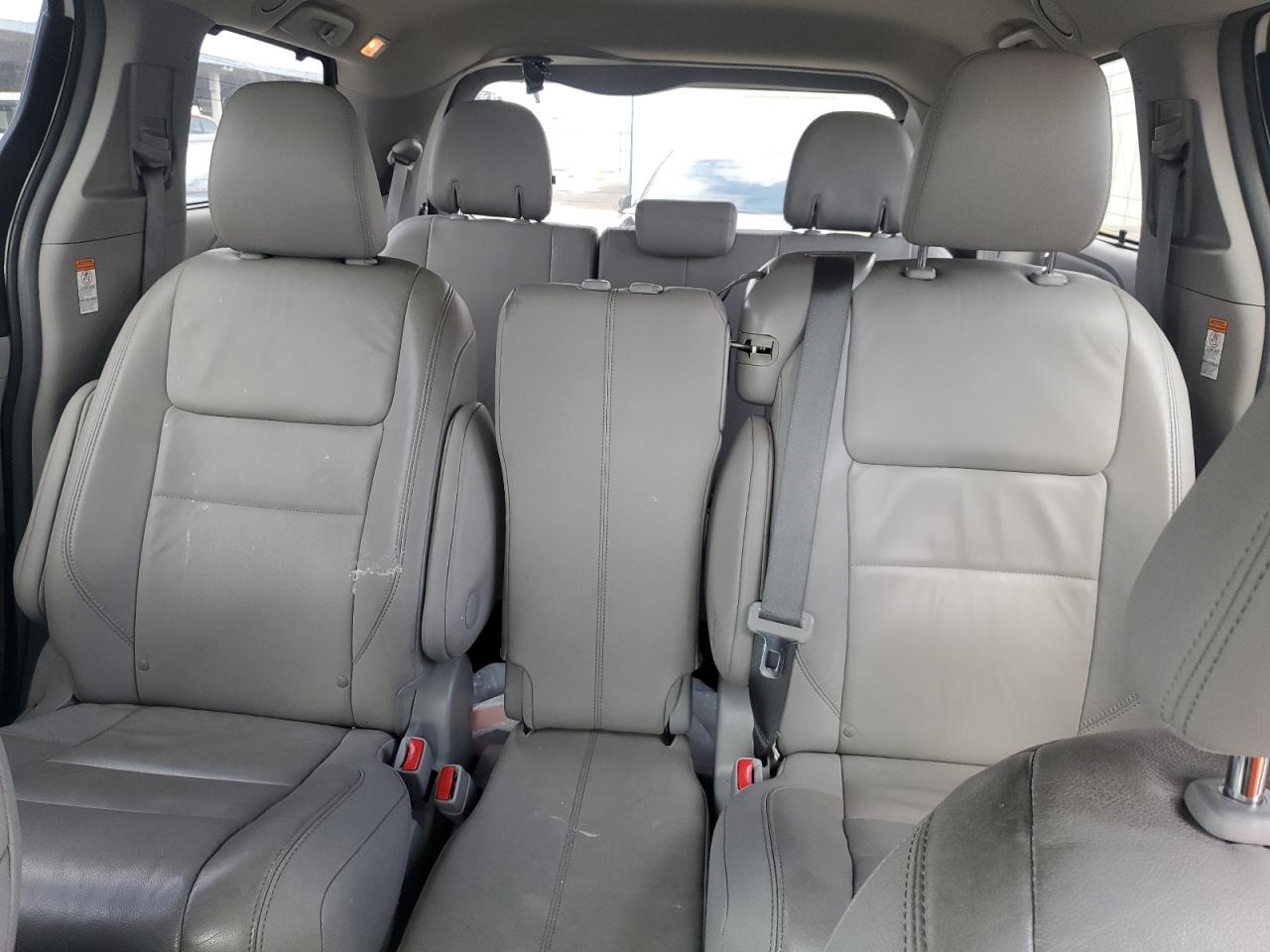 2015 Toyota Sienna - Image 10