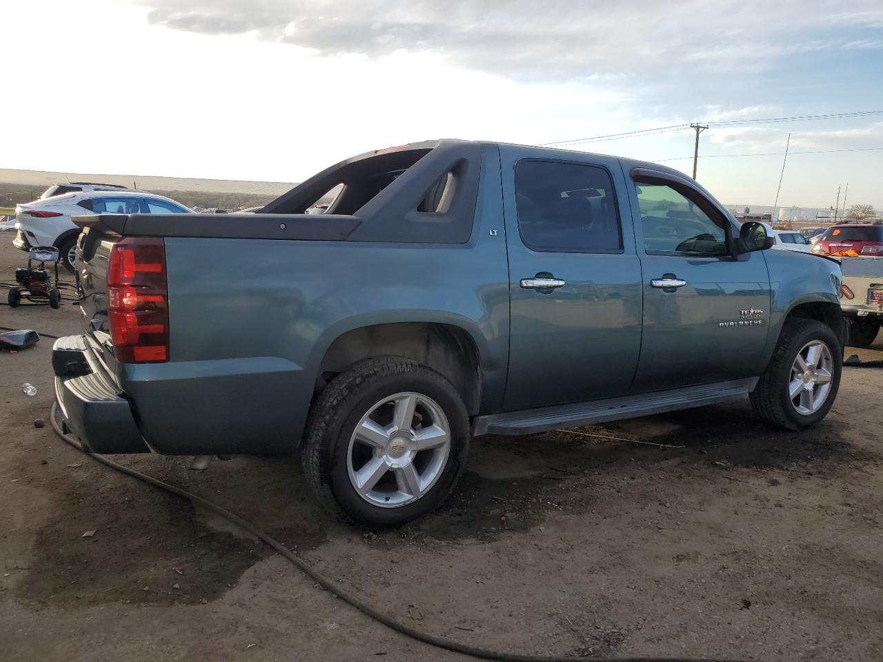 2010 Chevrolet Avalanche - Image 3