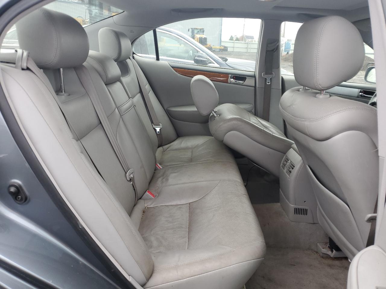 2005 Lexus ES - Image 10