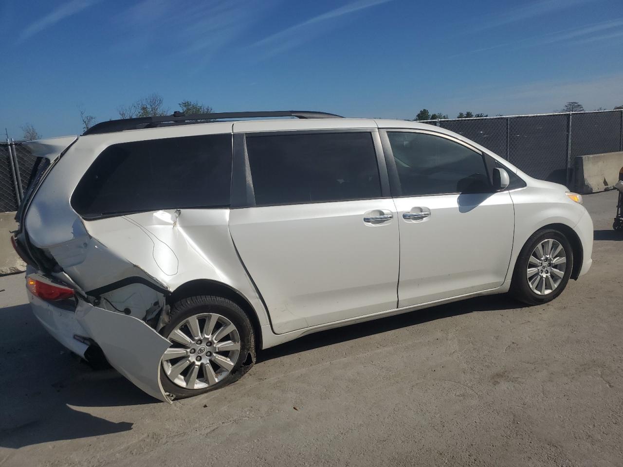 2011 Toyota Sienna - Image 3