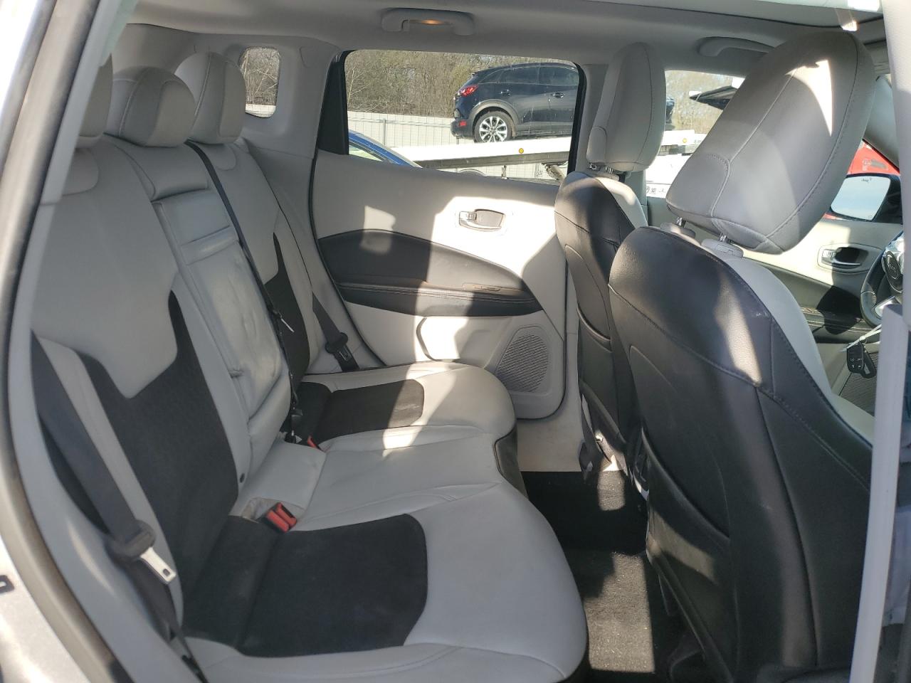 2018 Jeep Compass - Image 11