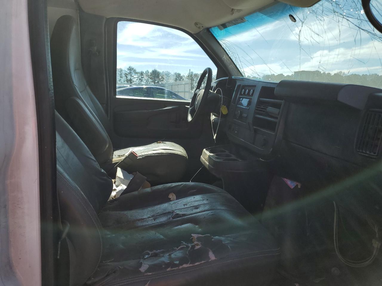 2015 Chevrolet Express - Image 11